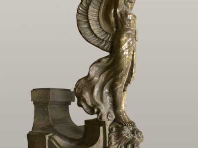 ...e la scultura in bronzo della Vittoria Alata salvatasi dalla distruzione dell�ex Palazzo della Gazzetta 
